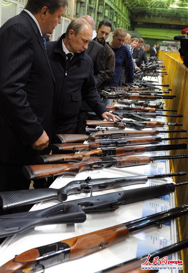 亲自参观武器制造厂和武器展,并与ak-47枪支的设计者举行会晤