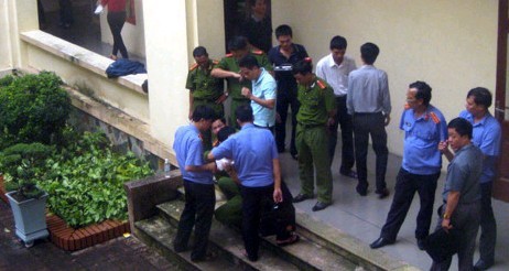 越南一男子因征地纠纷持枪行凶,警方证实,一名官员被打死,另有4人