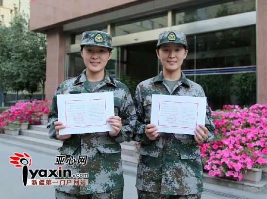 新疆农业大学一对孪生姐妹花应征入伍图片