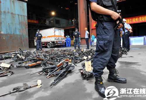 今年以来杭州警方收缴各类枪支69支 炸药七千