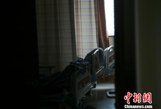 在医院的病床上,被捅女孩边某以一道纱帘与外界暂时隔绝。 李晨韵 摄