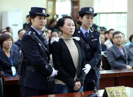 "房姐"龚爱爱出庭受审未穿囚服神情漠然(图)