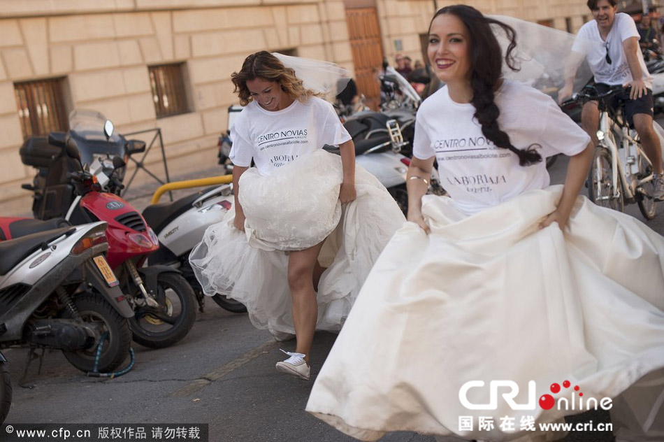 西班牙举办 逃跑新娘 活动 准新娘 不顾形象 当