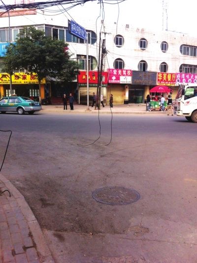 兰州鱼池口小商品市场西出口电线坠地半月无人