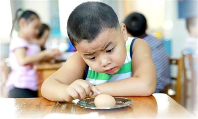 小豆包开学 家长代劳大扫除_资讯频道_凤凰网