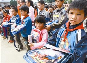 深圳义工为贵州留守儿童送关爱