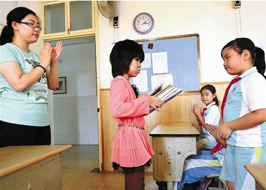 毛人<em>女孩</em>婷婷读书的<em>愿望</em>实现了 昨天去始版桥