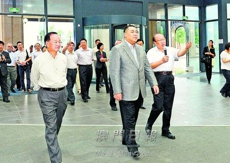 赵伟引领特首崔世安等参观澳大横琴新校区（《澳门大学》数据图片）