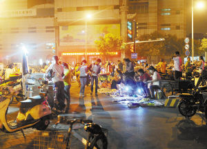 巨龙淘宝夜市外摊点云集