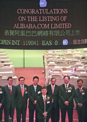 　　2007年11月，阿里巴巴集团旗下的B2B公司登陆港交所，但在5年后的2012年，该公司以私有化的方式退市。如今，阿里集团董事会主席马云（前排）携合伙人制度卷土重来。