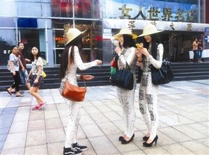 二维码<em>女郎</em>是由<em>艺术</em>家杜应红策划的<em>人体</em>二