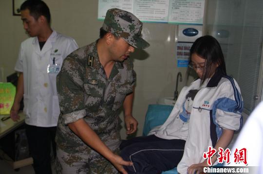 记者与部队官兵同救灾 顾不上吃饭只能啃干粮