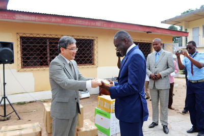 驻刚果(布)使馆向刚青年与公民教育部赠送一批
