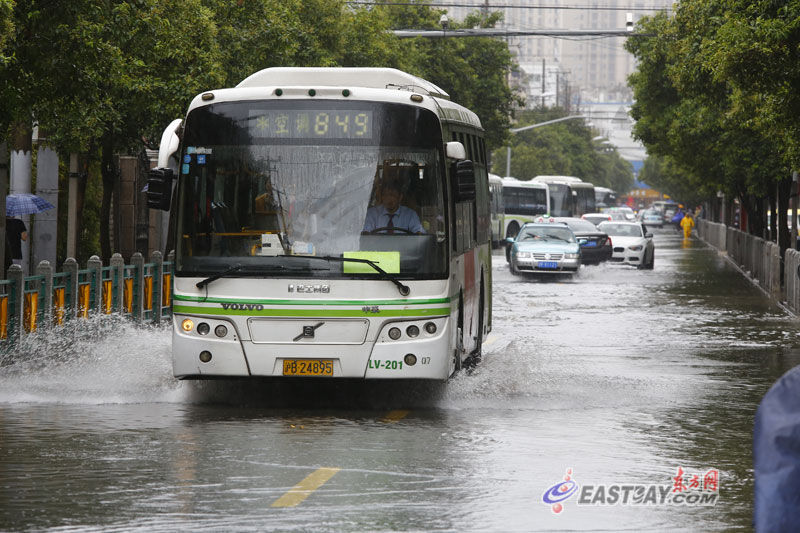 特大暴雨肆虐上海 道路积水严重(高清组图)