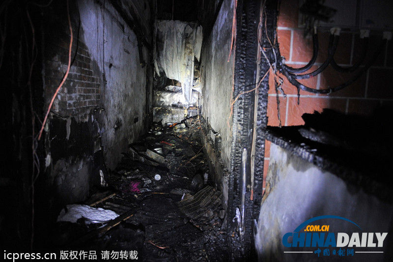 北京工体北路一烤鱼店突发火灾 现场一片狼藉