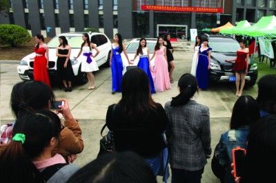 大学社团招新 美女豪车助阵(图)