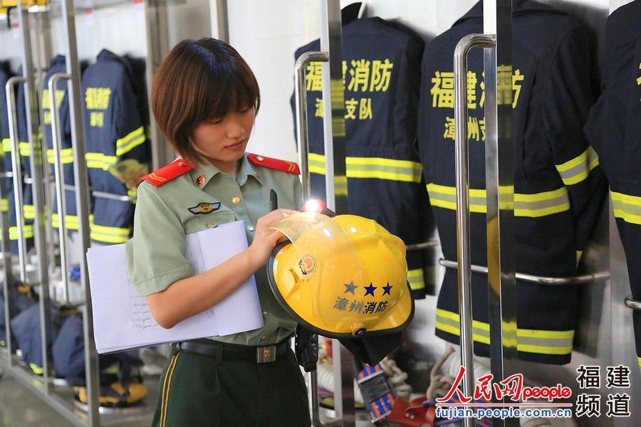 福建消防女兵跳江救人 被赞最美90后