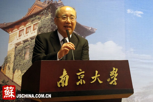吴伯雄寄语南大校友:宝岛有位学长痴痴地等待你们