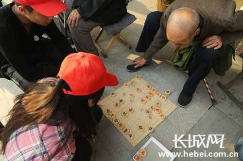 重阳节来临 传媒学院学生志愿者到敬老院献爱心