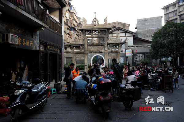 长沙西文庙坪牌坊成居民休闲处自发保护文物成