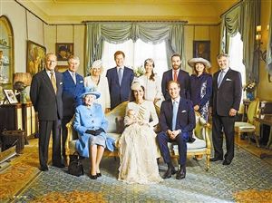 英国王室四代同堂拍合照 凯特王妃抱乔治坐正