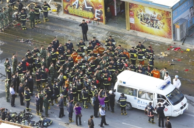 北京商场大火 2消防员被楼层坍塌物砸中遇难(