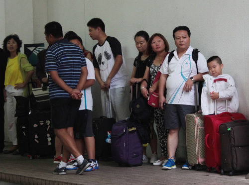 香港市民称赞内地游客排队等车 不再一窝蜂