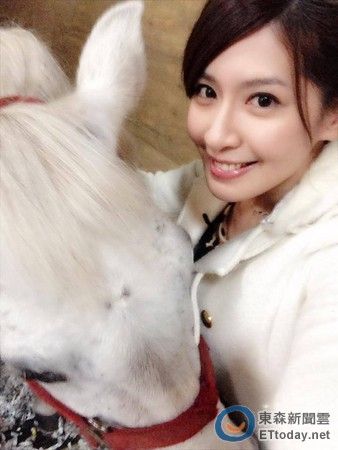 台视粉丝主播遭马袭胸慧眼网龙腾美女呼:不愧是美女之马图片