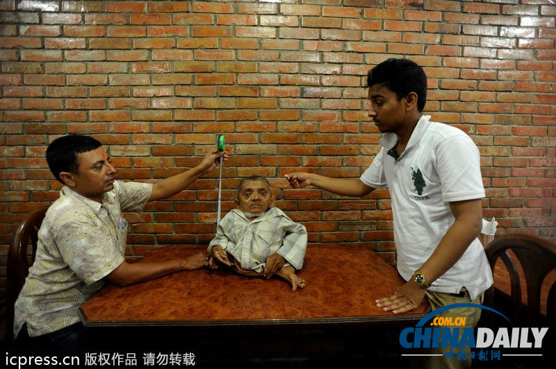 尼泊尔老翁身高仅41厘米 或成“世界最矮”(图)