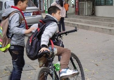 小学生骑车上路,危险!