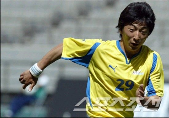 足球运动员王俊凯_韩国足球运动员收入