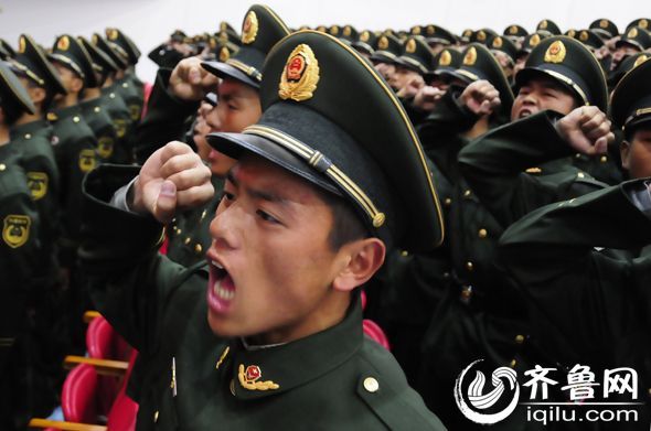 警山东总队300名新兵受衔 宣誓服从党的领导(