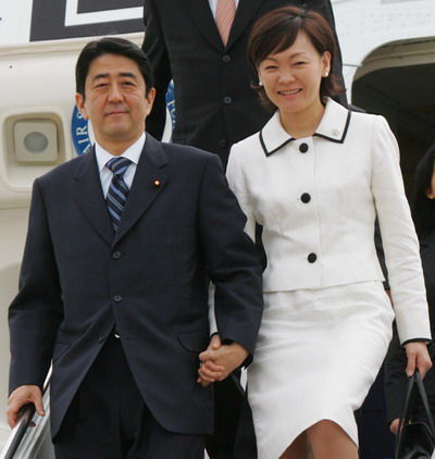 日本首相安倍晋三(左)与夫人昭惠(网页截图)