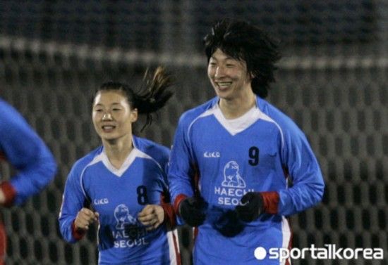 足球运动员王俊凯_韩国足球运动员收入(2)