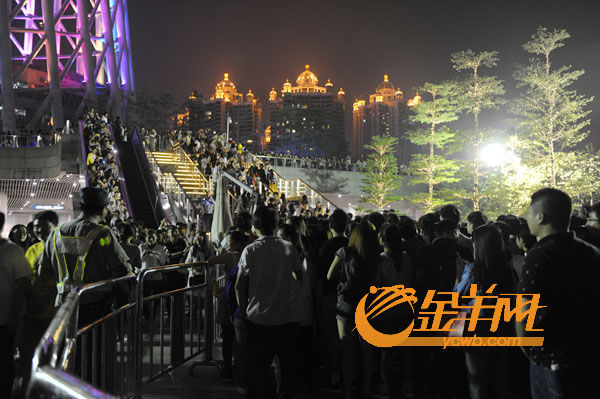 广州塔万圣节之夜迎来海量人流 游客: 鬼 太少了