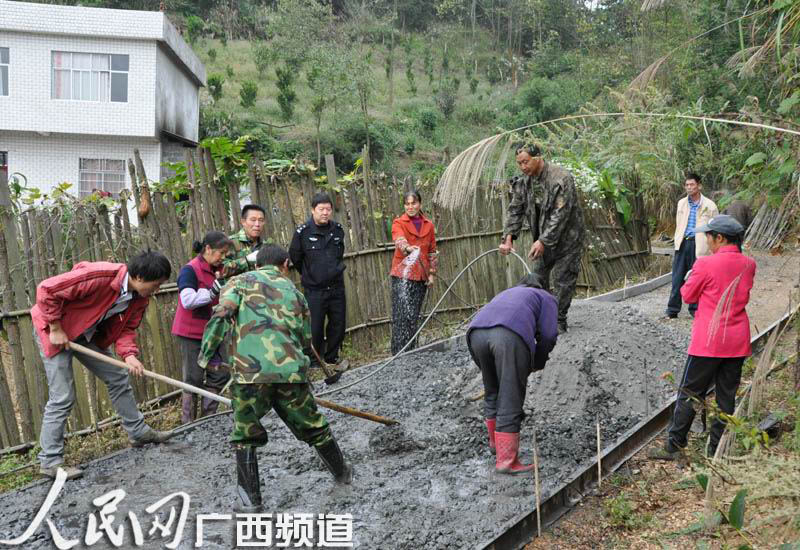 南丹:国保大队民警帮助村民调解纠纷修路