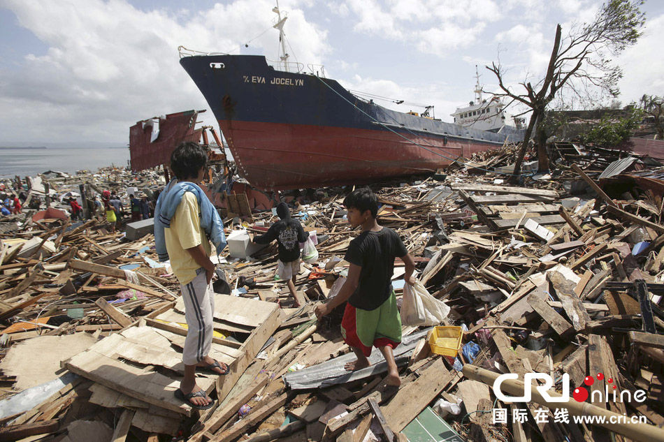 超强台风海燕袭击菲律宾 巨大船只被冲上岸(