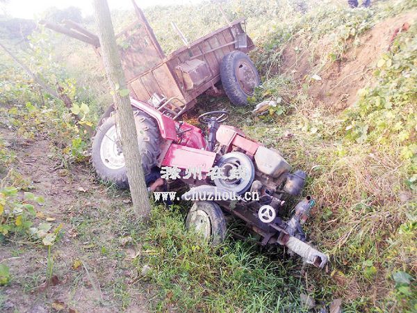 滁州:花甲老汉开拖拉机翻入深沟(图)