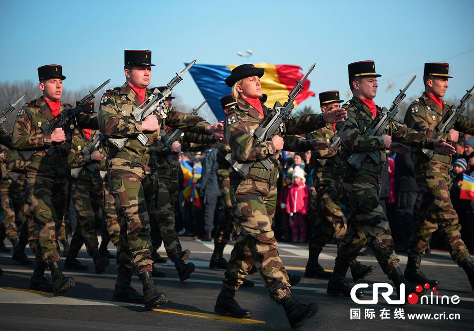 罗马尼亚举行国庆阅兵仪式 法国军队助兴(高清