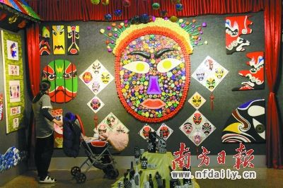 11所民办幼儿园共展出了水墨画、线条画、水粉画、陶泥等美术作品300多件。王彰 摄 南方日报讯 一支蜡笔,无穷想象,多种色彩,无限缤纷。1月12日上午,小榄镇(明德)中心幼儿园结对片区11所民办幼儿园美术作品联展在人民公园里的小榄艺术馆开幕,共展出幼儿美术作品300多幅,包括水墨画、线条画、水粉画、陶泥、剪纸、幼儿手工、亲子手工等。 九洲基中心幼儿园用报纸、手套营造出栩栩如生的渔乡风情;华生幼儿园用一双双筷子砌成埃菲尔铁塔、伦敦桥;北区幼儿园展现小榄的小桥流水,让人感受纯朴民风;沙口幼儿园在礼品袋和软泥
