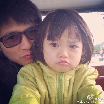 韩寒晒女儿 郁闷 撅嘴照 感慨:所谓爱就是陪伴(