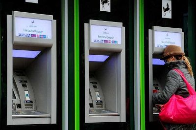 英国一取款机出故障多吐现金 60人排队取钱(图)