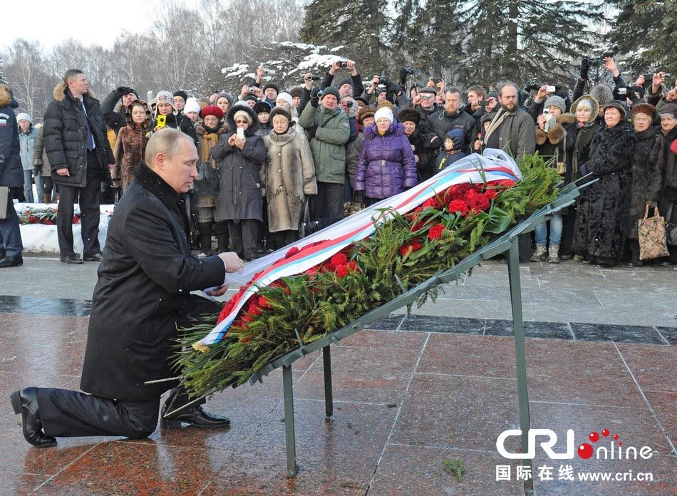 　　当地时间2014年1月27日，俄罗斯圣彼得堡，普京于皮斯卡列夫公墓前献花，纪念列宁格勒保卫战胜利70周年。图片来源：Mikhail Klimentyev/东方IC