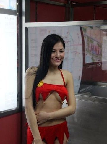 半裸志愿者现身地铁站 臀部暴露大秀半球|主播