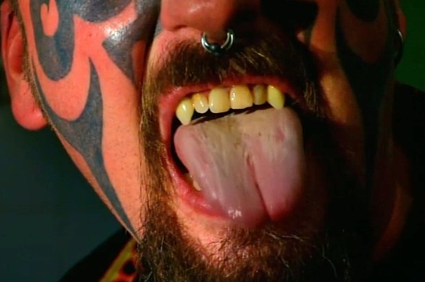 红眼舌分叉植入犄角 英国男子斥巨资变身魔鬼