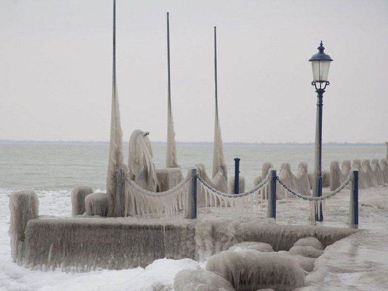 匈牙利遇低温大风天气 码头变身冰封世界(高清