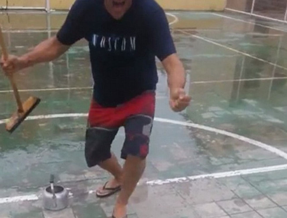 巴西警察发明水壶运动 视频网上热传(高清组