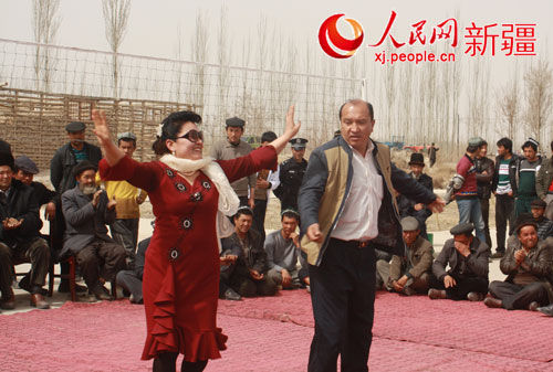 新疆:怀孕妻子住村 丈夫百里送关爱(图)|妻子|村