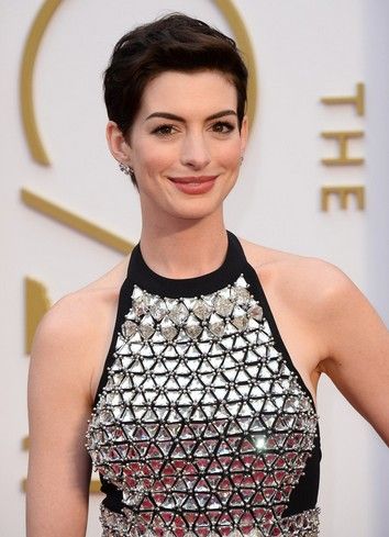  奥斯卡 : 安妮海瑟薇 短发精干 罗伯茨性感暴瘦(图