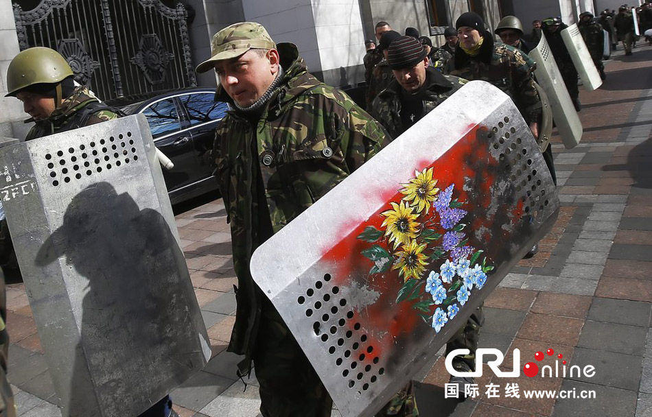 　　当地时间2014年3月17日，乌克兰基辅，志愿者排队登记应征入伍。图片来源：ROBERT GHEMENT/CFP